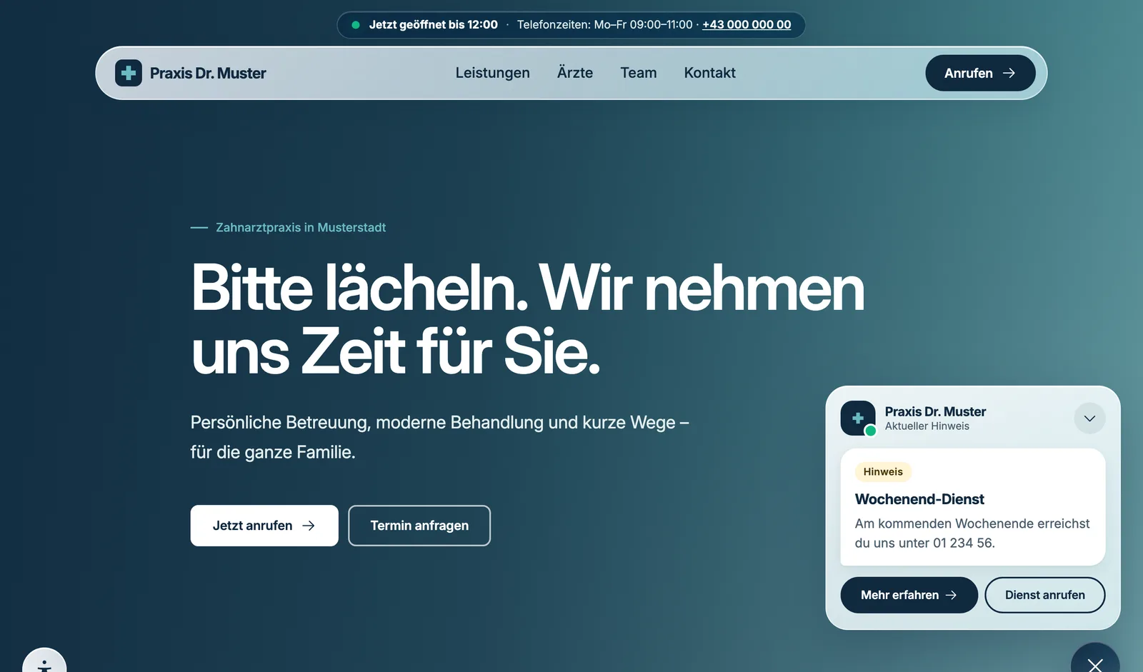 Ausschnitt der Beispiel-Ordination: Öffnungsstatus „Jetzt geöffnet“ oben, Hero mit Anrufen-Button und Hinweis-Karte zum Wochenend-Dienst unten rechts.
